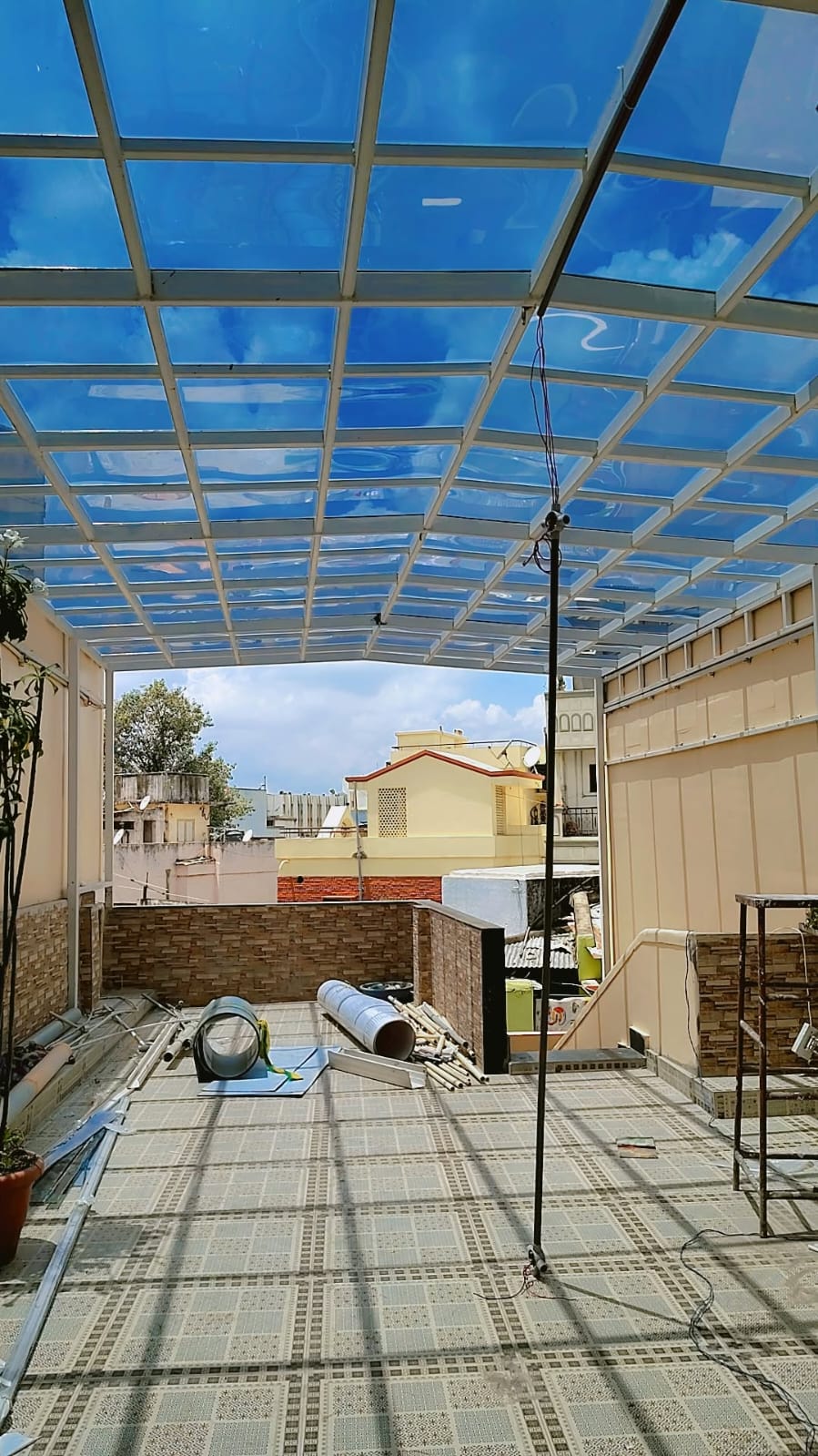 Polycarbonate solid sheeting structure